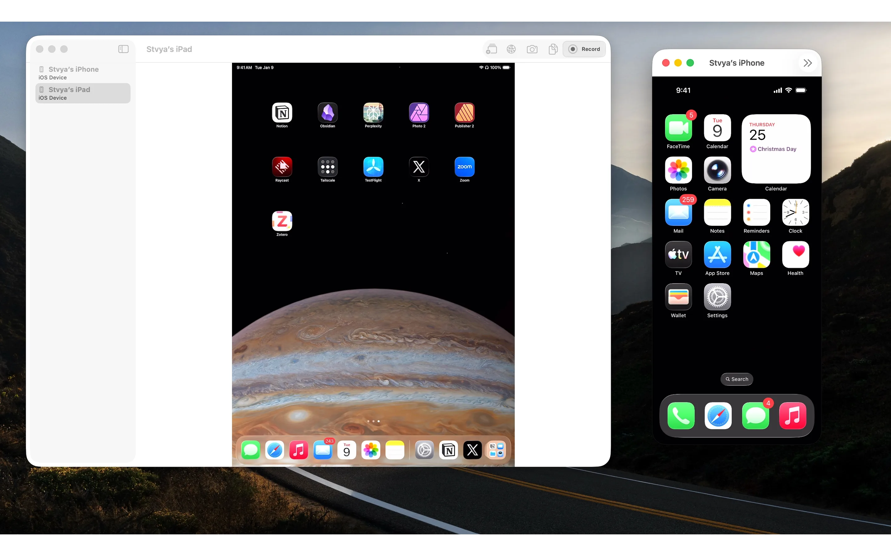 CableMirror mirroring an iPad and an iPhone side by side on a Mac